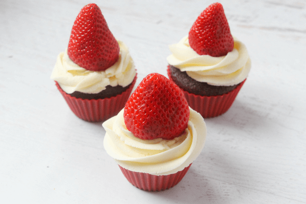 how-to-make-santa-hat-cupcakes-3